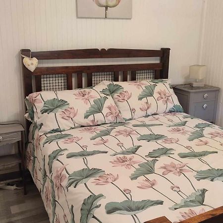 Chalet Dans La Foret....Adorable 1 Bedroom Chalet Surrounded By Woodland Pressignac Esterno foto